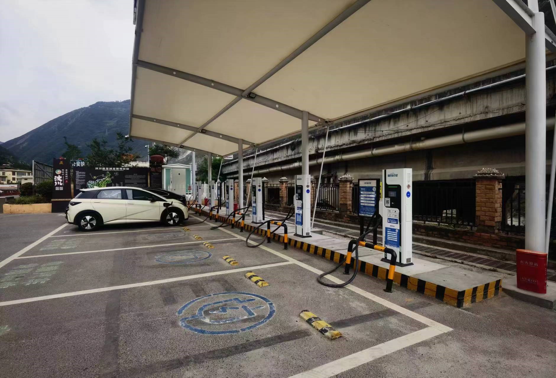 凯发国际首页：稳步推进充电桩建设保障市民绿色出行