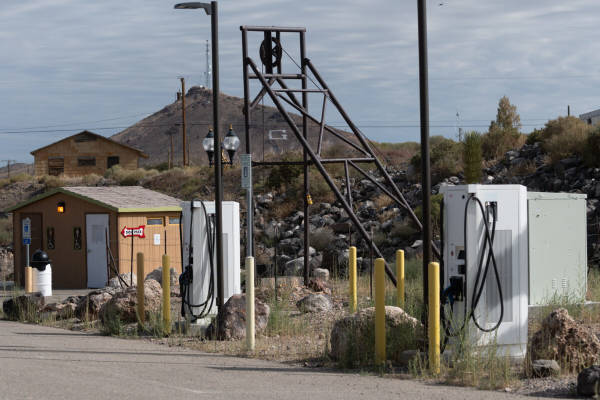 “美国西部电车续航没300多公里不敢上路”