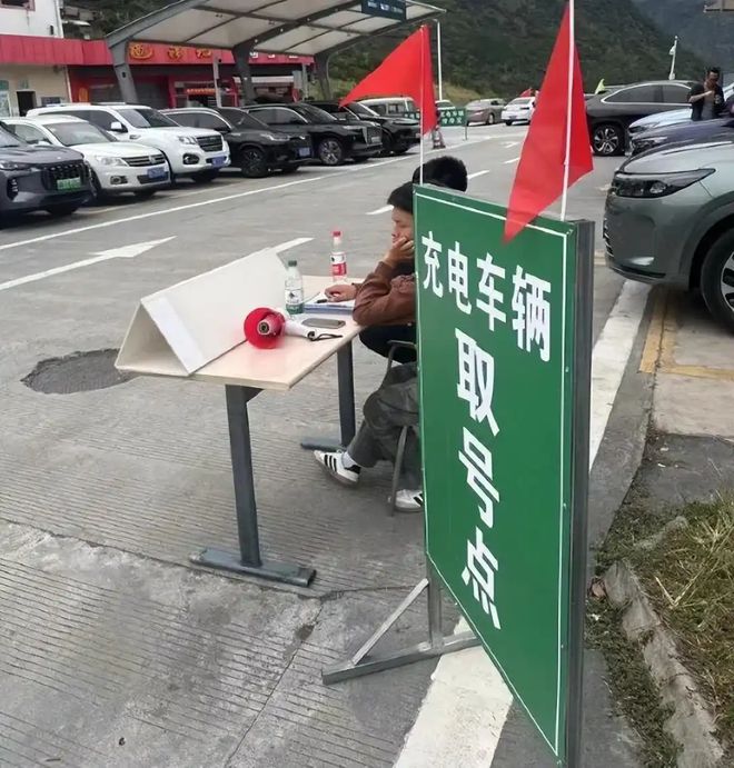 K8·凯发科技：假期高速充电又排长队服务区充电桩覆盖率超97%仍然不够用(图2)