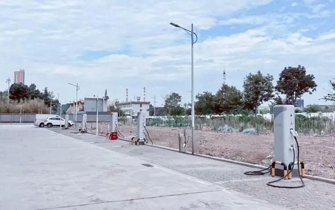 凯发国际首页：新能源超级充电站上新两座！(图2)