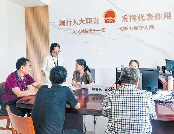 《人民法院报》刊登联络站里的幸福滋味