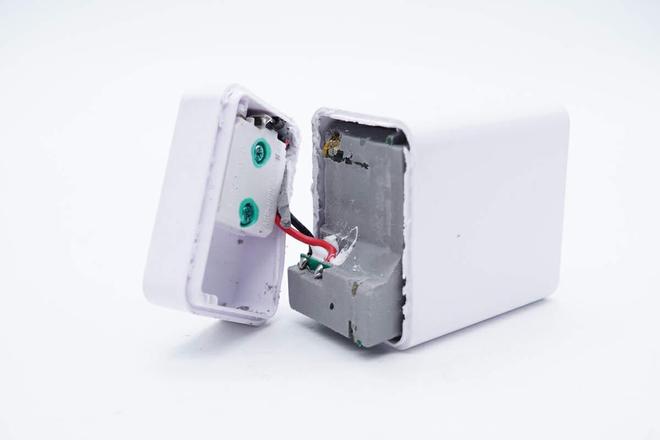 K8·凯发：内置东科DK8607AD合封氮化镓芯片mophie67W氮化镓充电器拆解(图2)
