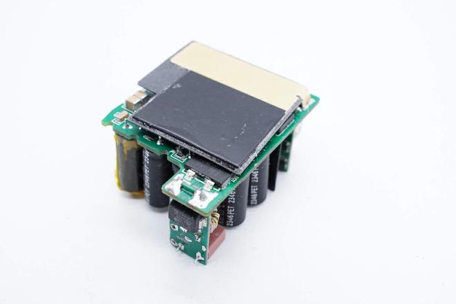 K8·凯发：内置东科DK8607AD合封氮化镓芯片mophie67W氮化镓充电器拆解(图3)