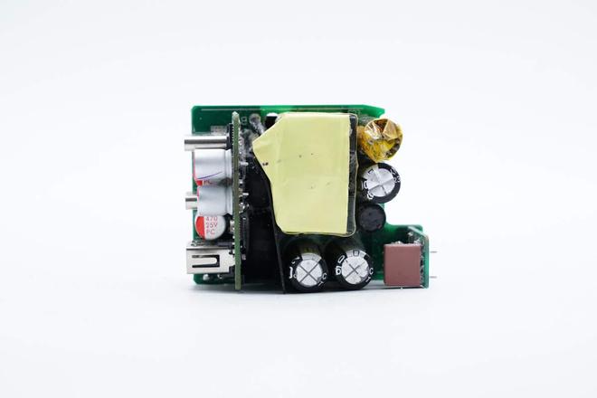 K8·凯发：内置东科DK8607AD合封氮化镓芯片mophie67W氮化镓充电器拆解(图4)